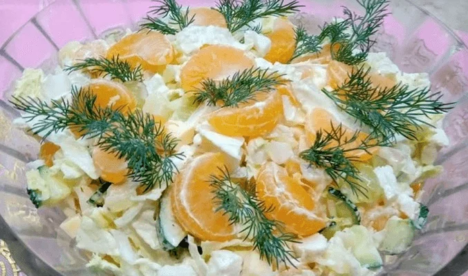 Салат с пекинской капустой, мандаринами и виноградом
