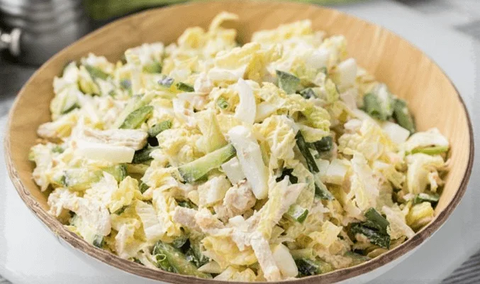 Салат с пекинской капустой, яйцами и огурцом