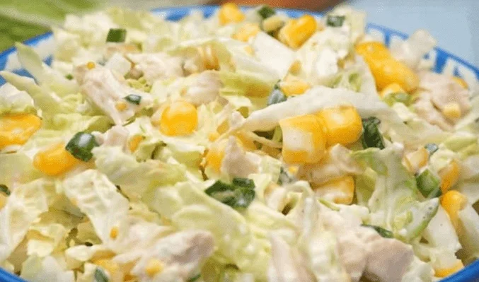 Салат с курицей, пекинской капустой и кукурузой