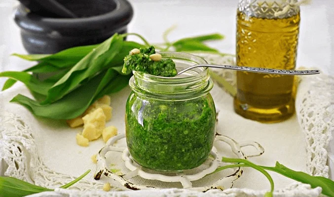 Заправка с кедровыми орешками и черемшой