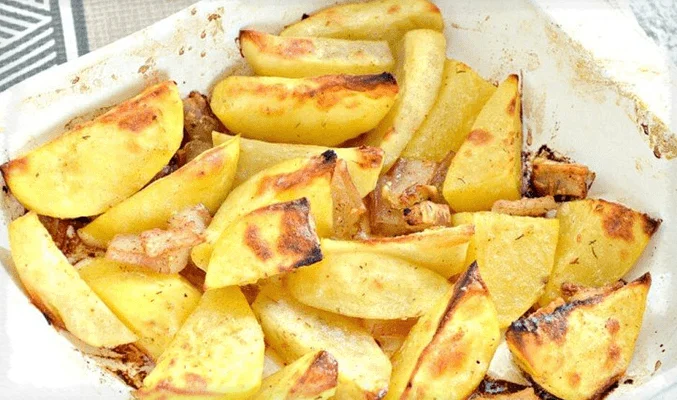 Картошка по-деревенски с салом и чесноком в духовке