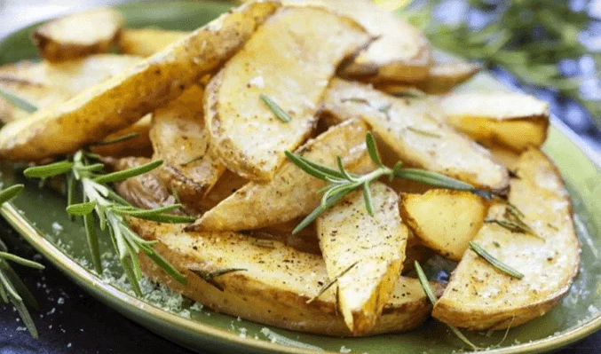 Картофель по-деревенски с розмарином и чесноком в духовке