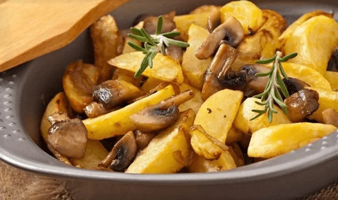 Картошка по-деревенски с грибами в духовке