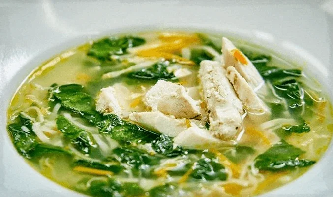 Куриный суп со шпинатом и вермишелью