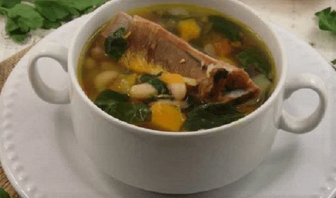 Суп с копчеными ребрышками и шпинатом