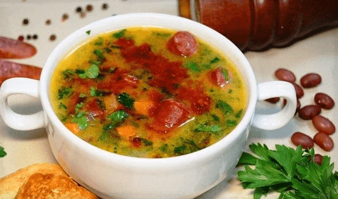Острый суп c колбасками и шпинатом