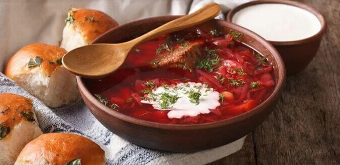 Вкусный домашний наваристый борщ. \ Фото: foodandwine.ie.