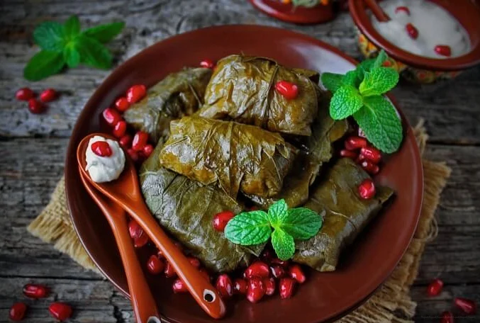 Готовая долма украшенная зеленью и гранатом
