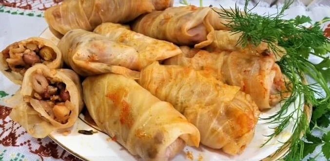Постная долма Пацус на тарелке с веточками зелени