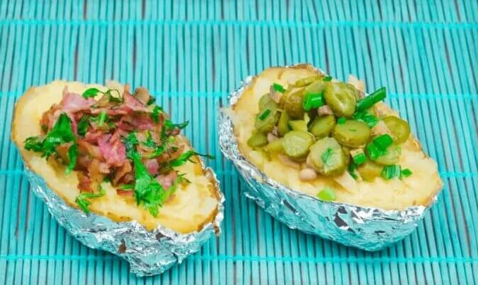 Картофель, фаршированный крабовыми палочками и огурчиками. \ Фото: yandex.ua.