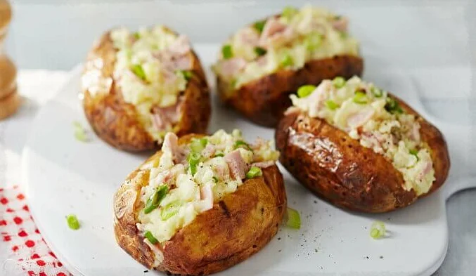 Печёная картошка с крабовыми палочками. \ Фото: realfood.tesco.com.