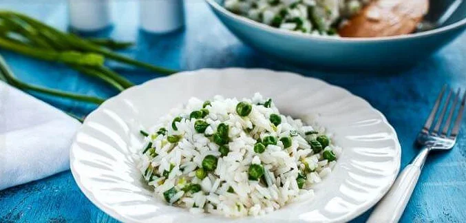 Постный рис с зелёным горошком и миндалём. \ Фото: gastronom.ru.