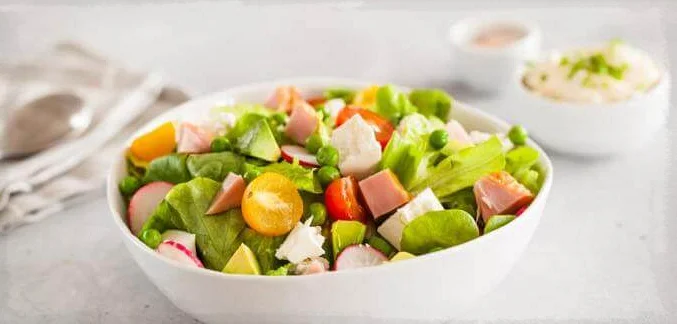 Яркий, сочный и невероятно вкусный салат. \ Фото: gastronom.ru.