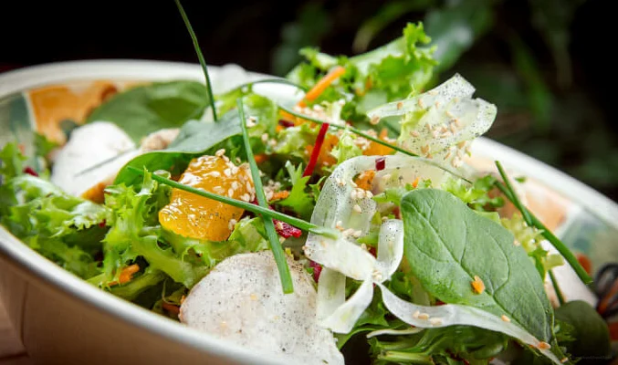 Салат с зелёным горошком и курицей. \ Фото: bdsalads.ru.
