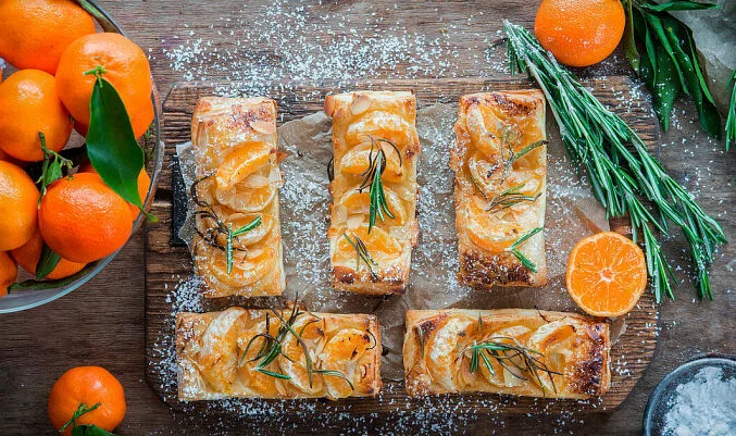 Слойки с мандаринами. \ Фото: stockfood.com.