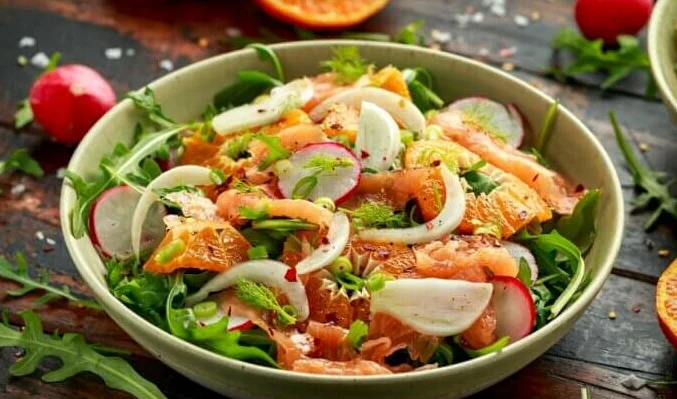 Салат с красной рыбой и мандаринами. \ Фото: i.lefood.menu.
