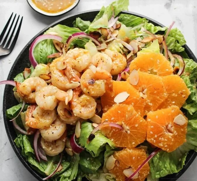 Салат с креветками и мандаринами. \ Фото: bessiebakes.com.