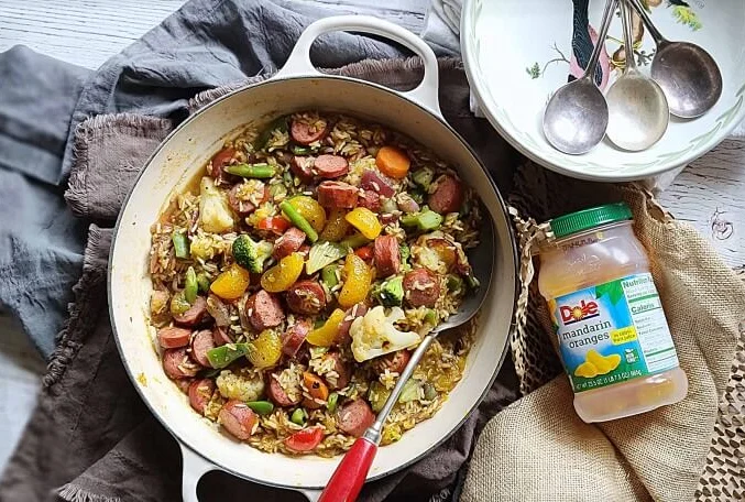 Салат с копчёной колбасой. \ Фото: allyskitchen.com.