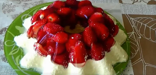 Торт с желатином и клубникой