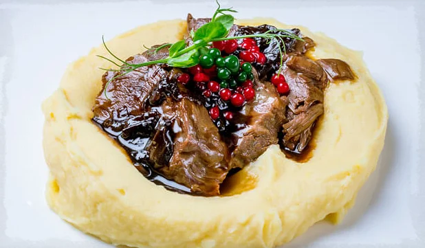 Говяжие щечки с пюре из батата