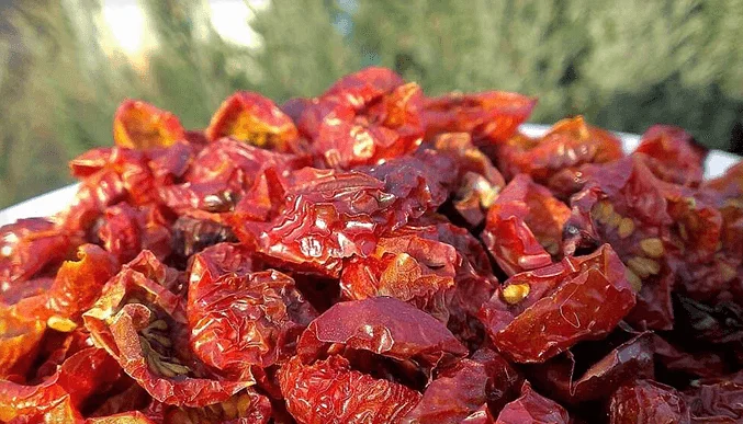 Кусочки сушеных томатов