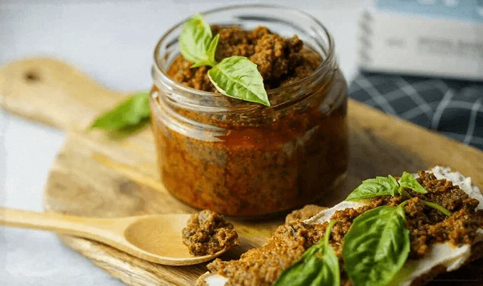Банка с соусом песто с сушеными томатами