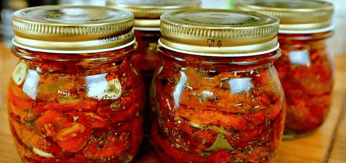 Банки с замаринованными сушеными томатами