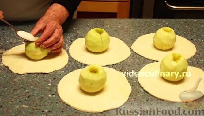 Подготовка яблок и теста