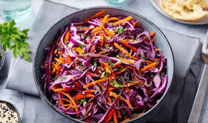 20 ярких салатов из краснокочанной капусты