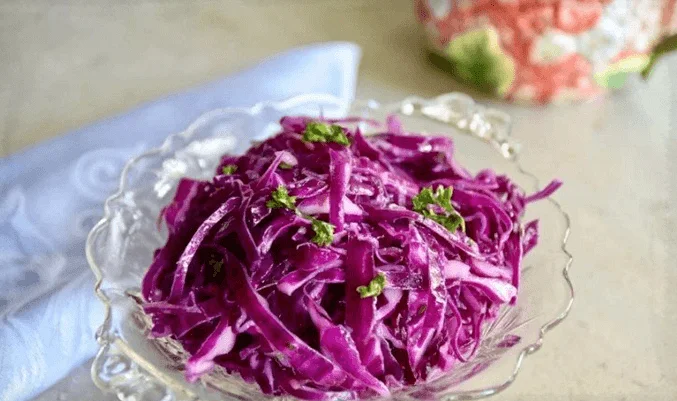 Простой салат из краснокочанной капусты